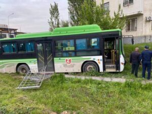 Qazaxıstanda avtobus piyadaların üzərinə çıxıb