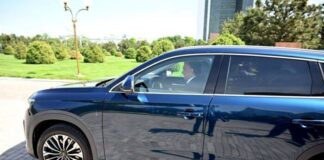 Özbəkistan Prezidenti Şavkat Mirziyoyev Türkiyənin ilk elektrik avtomobili "Togg"u sınaqdan keçirib