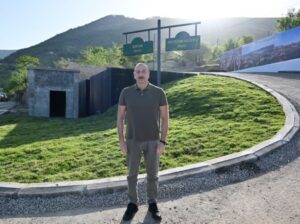 Prezident İlham Əliyev Laçın şəhərində Heydər Əliyev, Zəfər və 28 May küçələrinin kəsişməsində lövhələrin açılışını edib