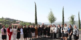 Dövlət başçısı Laçın şəhərinə qayıdan əhali ilə görüşüb