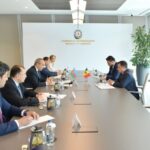 iqtisadiyyat naziri Mikayıl Cabbarov və Moldovanın Azərbaycandakı səfiri Aleksandr Esaulenko