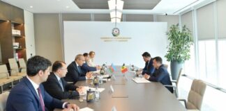 iqtisadiyyat naziri Mikayıl Cabbarov və Moldovanın Azərbaycandakı səfiri Aleksandr Esaulenko