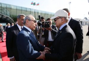 Baş nazir Məhəmməd Şahbaz Şərifi hava limanında Azərbaycan Respublikası Baş nazirinin birinci müavini Yaqub Eyyubov, xarici işlər nazirinin müavini Elnur Məmmədov və digər rəsmi şəxslər yola saldılar
