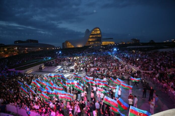 Milli Qurtuluş Günündə Heydər Əliyev Mərkəzinin parkında möhtəşəm konsert proqramı təqdim olunub