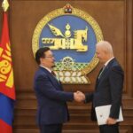 Ulan-Batorda “Transaltay sabitlik dialoqu: Gender bərabərliyi və davamlı inkişaf” mövzusunda keçirilən beynəlxalq forumda iştirak edən Beynəlxalq Türk Akademiyasının (BTA) prezidenti akademik Şahin Mustafayev Monqolustan parlamentinin sədri Zandanşatar Qombojav ilə görüşüb