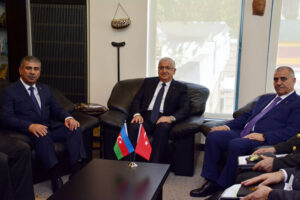 Azərbaycan Respublikasının müdafiə naziri general-polkovnik Zakir Həsənov, Dövlət Təhlükəsizliyi Xidmətinin rəisi general-polkovnik Əli Nağıyev və Türkiyənin milli müdafiə naziri cənab Yaşar Gülerin iştirakı ilə görüş