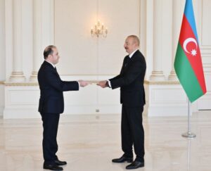 Avqustun 18-də Azərbaycan Respublikasının Prezidenti İlham Əliyev Tacikistan Respublikasının ölkəmizdə yeni təyin olunmuş fövqəladə və səlahiyyətli səfiri İlxom Abduraxmonun etimadnaməsini qəbul edib