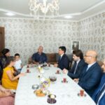 Əmək və Əhalinin Sosial Müdafiəsi Nazirliyinin tabeliyində Sosial Xidmətlər Agentliyinin İdarə Heyətinin sədri Vüqar Behbudov Qusarda şəhid Ramin Nurəhmədovun ailəsini ziyarət edib