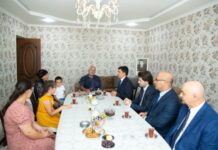 Əmək və Əhalinin Sosial Müdafiəsi Nazirliyinin tabeliyində Sosial Xidmətlər Agentliyinin İdarə Heyətinin sədri Vüqar Behbudov Qusarda şəhid Ramin Nurəhmədovun ailəsini ziyarət edib