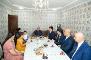 Əmək və Əhalinin Sosial Müdafiəsi Nazirliyinin tabeliyində Sosial Xidmətlər Agentliyinin İdarə Heyətinin sədri Vüqar Behbudov Qusarda şəhid Ramin Nurəhmədovun ailəsini ziyarət edib