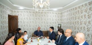 Əmək və Əhalinin Sosial Müdafiəsi Nazirliyinin tabeliyində Sosial Xidmətlər Agentliyinin İdarə Heyətinin sədri Vüqar Behbudov Qusarda şəhid Ramin Nurəhmədovun ailəsini ziyarət edib