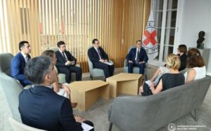 Azərbaycanın xarici işlər naziri Ceyhun Bayramov İsveçrənin Cenevrə şəhərində Beynəlxalq Qırmızı Xaç Komitəsinin (BQXK) prezidenti Mirjana Spolyariç Egger ilə görüşüb