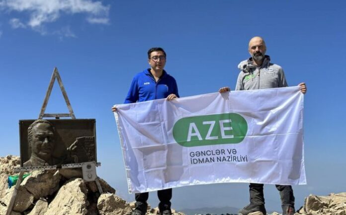 Azərbaycanın gənclər və idman naziri Fərid Qayıbov "Heydər Əliyev zirvəsi"nə qalxıb