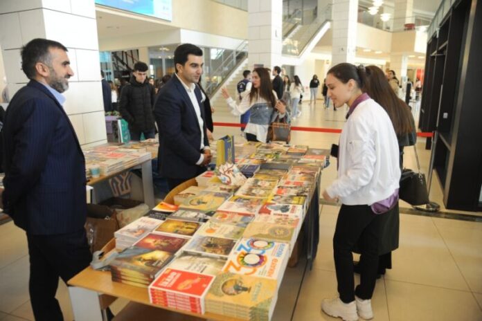 ADA Universitetində Ümummilli Liderin anadan olmasının 100 illiyinə həsr olunmuş kitab sərgisi