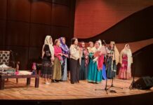 26 Noyabr Azərbaycan Kəlağayısı günü qeyd edilib 26 Noyabr Azərbaycan kəlağayısı günü münasibəti ilə Azərbaycan Mədəniyyət Nazirliyinin dəstəyi Mirvarid Dilbazi Poeziya Məclisi İctimai Birliyinin təşkilatçılığı ilə Beynəlxalq Muğam Mərkəzində "Anam kəlağayılı bir muğamıydı..." adlı sərgi və konsert keçirilib. Konsertdən öncə baş tutan sərgidə Kəlağayı ev muzeyinin 200 qədimi kəlağayıları, Əlilliyi olan şəxslərin Peşə-əmək Reabilitasiya Mərkəzinin əl işləri, rəsm əsərləri, Tarix üzrə fəlsəfə doktoru Gülzadə Abdulovanın milli geyimləri, Azərbaycan Rəssamlar İttifaqının üzvü rəssam Gülnarə Məmmədovanın rəsm əsərləri, rəssam Sehran Allahverdinin "Kəlağayı" kompazisiyası, xalçaçı-rəssam Natiq Nəcəfzadənin rəsm əsərləri, Güllü Eldar Tomarlının toxuduğu əl işləri sərgi iştirakçılarına nümayiş etdrilib. Konserti Mirvarid Dilbazi Poeziya Məclisi İctimai Birliyinin sədri, konsertin təşkilatçısı, şair-publisist Güllü Eldar Tomarlı açaraq tamaşaçıları salamlayıb və vətənin ərazi bütövlüyü, azadlığı, suverinliyi uğrunda canlarını qurban vermiş şəhidləri anıb. Güllü Eldar Tomarlı bildirdi ki, ilk dəfə olaraq Mirvarid Dilbazi Poeziya Məclisi İctimai Birliyi 2023-cü ildə 1 Noyabrdan - 26 Noyabr "Azərbaycan Kəlağayısı" gününədək bölgələrdə "Kəlağayı günləri" qeyd edilib. Kəlağayı günləri Naxçıvan, Tovuz, Gəncə, Naftalan, Sumqayıt, Şamaxı, İsmayıllı, Şəki, Qazax və Bakı şəhərlərində təntənəli şəkildə qeyd edilib. Konsertdə çıxış edən Xətai Rayon İcra Hakimiyyətinin İctimai-Siyasi və Humanitar Məsələlər şöbəsinin müdiri Pənah İmanov, AYB-nin üzvü, Gürcüstanın '' Şərəf'' ordenli şairi , “Sazın Sözün Butası” təşkilatının sədri Səadət Buta, gənc şairlər Vüsal Ağa, Gülnar Ümid, Elşad Xaqan, yazıçı, ədəbiyyatşünas Turan İbrahimov, "Dədə Ələsgər Ocağı" İctimai Birliyinin sədri Xətai Ələsgərli, bəstəkar, musiqişünas, şairə Aysel Kərim, Mirvarid Dilbazi Poeziya Məclisi İctimai Birliyinin üzvləri - Lilpar Qəzənfər, Mətanət UluŞirvanlı, Brilyant Atəş, Lalə İsmayıl, Natəvan Əliyeva, Yasəmən Möhübbətqızı, Könül Nuriyeva İbrahimsoy, Kəmalə və s.çıxış edərək Azərbaycanın milli baş örtüyü olan Kəlağayı haqqında maraqlı fikirlərini və təsuratlarını tamaşaçılarla bölüşüblər. Azərbaycanın Xalq artisti Gülyaz Məmmədova, Əməkdar artist Nuriyyə Hüseynova, müğənni Arif Mehmandost, "Səma" rəqs qrupu, Şəki-Zaqatala Regional Mədəniyyət idarəsinin 4 nömrəli Uşaq Musiqi Məktəbinin xor şöbəsinin müdri Fərqanə Salamova, gənc ifaçı Fatimə Hümmətova, Azərbaycan Dövlət Mədəniyyət və İncəsənət universitetinin "Xəzər" xor kollektivi, xorun rəhbəri Əməkdar müəllim, Dosent Təranə Yusifova, müğənni Yaqut Almaz, aşıqlardan Ramin Qarayev, aşıq Rəfiqə Göyçəli, aşıq Avdı Musayev birbirindən maraqlı çıxışlar ediblər. Konsertdə vətən müharibəsinin iştirakçıları, qazilər, şəhid ailələri iştirak ediblər. Mirvarid Dilbazi Poeziya Məclisi İctimai Birliyinin mətbuat katibliyi