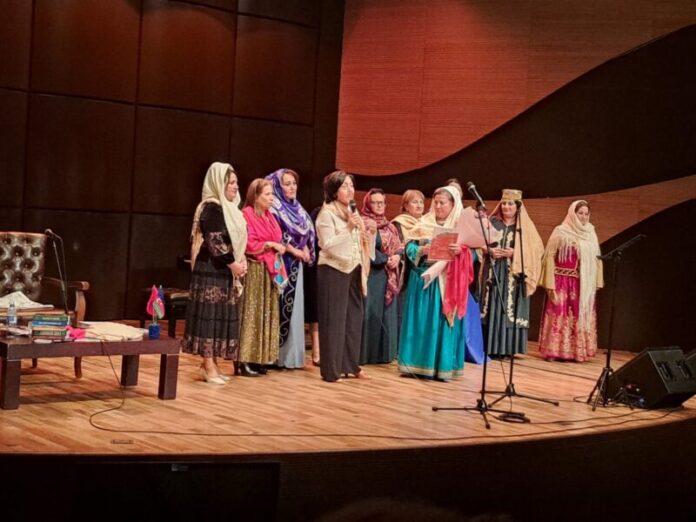 26 Noyabr Azərbaycan kəlağayısı günü münasibəti ilə Azərbaycan Mədəniyyət Nazirliyinin dəstəyi Mirvarid Dilbazi Poeziya Məclisi İctimai Birliyinin təşkilatçılığı ilə Beynəlxalq Muğam Mərkəzində "Anam kəlağayılı bir muğamıydı..." adlı sərgi və konsert keçirilib. Konsertdən öncə baş tutan sərgidə Kəlağayı ev muzeyinin 200 qədimi kəlağayıları, Əlilliyi olan şəxslərin Peşə-əmək Reabilitasiya Mərkəzinin əl işləri, rəsm əsərləri, Tarix üzrə fəlsəfə doktoru Gülzadə Abdulovanın milli geyimləri, Azərbaycan Rəssamlar İttifaqının üzvü rəssam Gülnarə Məmmədovanın rəsm əsərləri, rəssam Sehran Allahverdinin "Kəlağayı" kompazisiyası, xalçaçı-rəssam Natiq Nəcəfzadənin rəsm əsərləri, Güllü Eldar Tomarlının toxuduğu əl işləri sərgi iştirakçılarına nümayiş etdrilib. Konserti Mirvarid Dilbazi Poeziya Məclisi İctimai Birliyinin sədri, konsertin təşkilatçısı, şair-publisist Güllü Eldar Tomarlı açaraq tamaşaçıları salamlayıb və vətənin ərazi bütövlüyü, azadlığı, suverinliyi uğrunda canlarını qurban vermiş şəhidləri anıb. Güllü Eldar Tomarlı bildirdi ki, ilk dəfə olaraq Mirvarid Dilbazi Poeziya Məclisi İctimai Birliyi 2023-cü ildə 1 Noyabrdan - 26 Noyabr "Azərbaycan Kəlağayısı" gününədək bölgələrdə "Kəlağayı günləri" qeyd edilib. Kəlağayı günləri Naxçıvan, Tovuz, Gəncə, Naftalan, Sumqayıt, Şamaxı, İsmayıllı, Şəki, Qazax və Bakı şəhərlərində təntənəli şəkildə qeyd edilib. Konsertdə çıxış edən Xətai Rayon İcra Hakimiyyətinin İctimai-Siyasi və Humanitar Məsələlər şöbəsinin müdiri Pənah İmanov, AYB-nin üzvü, Gürcüstanın '' Şərəf'' ordenli şairi , “Sazın Sözün Butası” təşkilatının sədri Səadət Buta, gənc şairlər Vüsal Ağa, Gülnar Ümid, Elşad Xaqan, yazıçı, ədəbiyyatşünas Turan İbrahimov, "Dədə Ələsgər Ocağı" İctimai Birliyinin sədri Xətai Ələsgərli, bəstəkar, musiqişünas, şairə Aysel Kərim, Mirvarid Dilbazi Poeziya Məclisi İctimai Birliyinin üzvləri - Lilpar Qəzənfər, Mətanət UluŞirvanlı, Brilyant Atəş, Lalə İsmayıl, Natəvan Əliyeva, Yasəmən Möhübbətqızı, Könül Nuriyeva İbrahimsoy, Kəmalə və s.çıxış edərək Azərbaycanın milli baş örtüyü olan Kəlağayı haqqında maraqlı fikirlərini və təsuratlarını tamaşaçılarla bölüşüblər. Azərbaycanın Xalq artisti Gülyaz Məmmədova, Əməkdar artist Nuriyyə Hüseynova, müğənni Arif Mehmandost, "Səma" rəqs qrupu, Şəki-Zaqatala Regional Mədəniyyət idarəsinin 4 nömrəli Uşaq Musiqi Məktəbinin xor şöbəsinin müdri Fərqanə Salamova, gənc ifaçı Fatimə Hümmətova, Azərbaycan Dövlət Mədəniyyət və İncəsənət universitetinin "Xəzər" xor kollektivi, xorun rəhbəri Əməkdar müəllim, Dosent Təranə Yusifova, müğənni Yaqut Almaz, aşıqlardan Ramin Qarayev, aşıq Rəfiqə Göyçəli, aşıq Avdı Musayev birbirindən maraqlı çıxışlar ediblər. Konsertdə vətən müharibəsinin iştirakçıları, qazilər, şəhid ailələri iştirak ediblər. Mirvarid Dilbazi Poeziya Məclisi İctimai Birliyinin mətbuat katibliyi