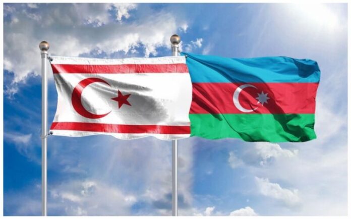 Şimali Kipr Türk Respublikası və Azərbaycan Respublikası bayraqları