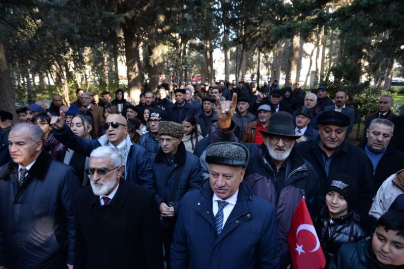 Azərbaycan Bütövlük Platforması, 
Milli Hərəkatçılar Birliyi və sərhəd hərakatının veteranları bu gün  Həmrəylik Günü ilə bağlı Milli Azadlıq Hərəkatının lideri mərhum prezident Əbülfəz Elçibəyin məzarını ziyarət ediblər