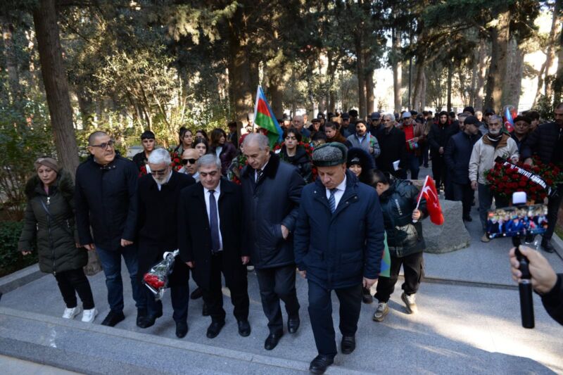 Azərbaycan Bütövlük Platforması, 
Milli Hərəkatçılar Birliyi və sərhəd hərakatının veteranları bu gün  Həmrəylik Günü ilə bağlı Milli Azadlıq Hərəkatının lideri mərhum prezident Əbülfəz Elçibəyin məzarını ziyarət ediblər