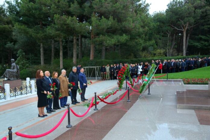 Müstəqil Azərbaycan dövlətinin memarı, ümummilli lider Heydər Əliyevin xatirəsi ehtiramla anılıb