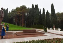 Prezident İlham Əliyev Ümummilli Lider Heydər Əliyevin məzarını ziyarət edib Prezident İlham Əliyev Ümummilli Lider Heydər Əliyevin məzarını ziyarət edib