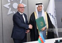 Səudiyyə Ərəbistanı Azərbaycanda minatəmizləmə işlərinə maliyyə dəstəyi verəcək İdarə Heyətinin sədri Vüqar Süleymanov və Kral Salman adına Humanitar Yardım Mərkəzinin tibb və ətraf mühit departamentinin direktor müavini Abdulla Məhəmməd Əlvadeyi