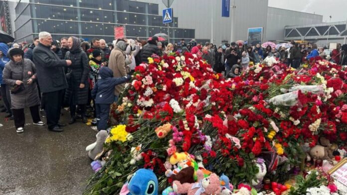Moskva sakinləri “Crocus City Hall”da terror aktı qurbanlarının xatirəsini anırlar
