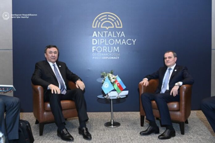 Xarici işlər naziri Ceyhun Bayramov 3-cü Antalya Diplomatiya Forumunda iştirakı çərçivəsində Türk Dövlətləri Təşkilatının Baş katibi Kubanıçbek Ömüralıyev ilə görüşüb