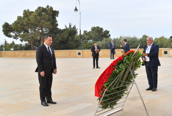 Qırğızıstan Prezidenti Sadır Japarov Bakıda şəhidlərin xatirəsini anıb