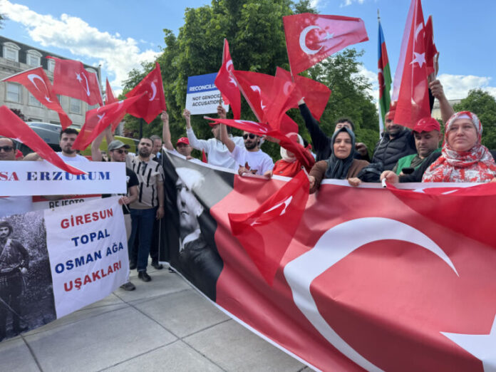 Vaşinqtonda “erməni soyqırımı” yalanlarına qarşı dinc aksiya