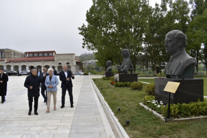 Latviya Parlamentinin sədri Daiga Mierinanın başçılıq etdiyi nümayəndə heyəti Füzuli rayonundan sonra Qarabağın incisi, Azərbaycanın tarixi və mədəniyyətinin simvolu olan Şuşa şəhərinə gəliblər