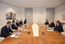 Mixail Şvıdkoy Bakıda ikitərəfli əməkdaşlıq məsələlərini müzakirə edib Bakıda Ümumdünya Mədəniyyətlərarası Dialoq Forumunda iştirak edən Rusiya Federasiyası Prezidentinin beynəlxalq mədəni əməkdaşlıq üzrə xüsusi nümayəndəsi Mixail Şvıdkoy Azərbaycan Respublikası Prezidentinin köməkçisi Anar Ələkbərovla görüşüb