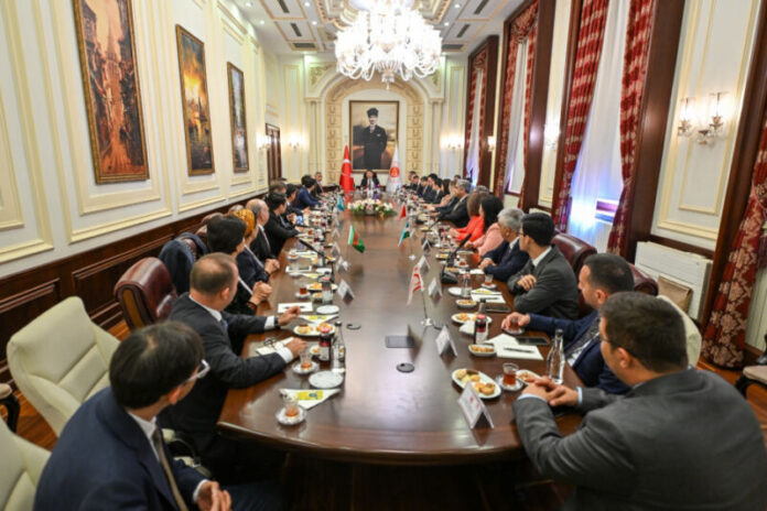 Ankara şəhərində rəsmi səfərdə olan Türk dünyası Vəkillər kollegiyalarının rəhbərliyi və nümayəndə heyətləri Türkiyənin Ədliyyə Nazirliyinin inzibati binasını ziyarət edib