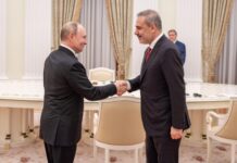 Fidan Putinlə görüşdə Türkiyə-Rusiya münasibətlərinin müstəsna yaxşı səviyyədə olduğunu bildirib Türkiyənin xarici işlər naziri Hakan Fidan və Rusiya Prezidenti Vladimir Putin