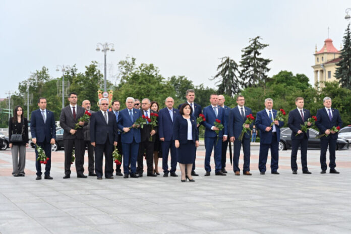 Belarus Respublikasında rəsmi səfərdə olan Milli Məclisin sədri Sahibə Qafarovanın başçılıq etdiyi parlament nümayəndə heyəti iyunun 10-da səfər çərçivəsində Minsk şəhərində Zəfər abidəsini ziyarət edib