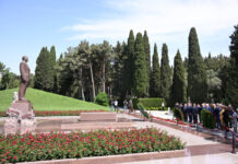 Beynəlxalq konfrans iştirakçıları Ulu Öndər Heydər Əliyevin məzarını və Şəhidlər xiyabanını ziyarət ediblər Beynəlxalq konfrans iştirakçıları Ulu Öndər Heydər Əliyevin məzarını və Şəhidlər xiyabanını ziyarət ediblər