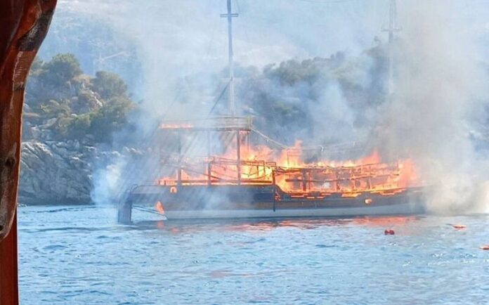 Marmaris sahillərində turist gəmisində yanğın