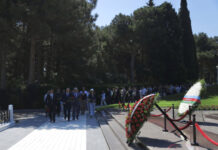 Diaspor Gənclərinin V Yay Düşərgəsinin iştirakçıları Ulu Öndərin məzarını və Şəhidlər xiyabanını ziyarət ediblər Diaspor Gənclərinin V Yay Düşərgəsinin iştirakçıları Ulu Öndərin məzarını və Şəhidlər xiyabanını ziyarət ediblər