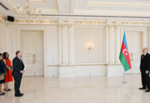 Prezident İlham Əliyev Kanadanın ölkəmizdə yeni təyin olunmuş səfirinin etimadnaməsini qəbul edib Azərbaycan Respublikasının Prezidenti İlham Əliyev iyulun 1-də Kanadanın ölkəmizdə yeni təyin olunmuş fövqəladə və səlahiyyətli səfiri Kevin Hamiltonun etimadnaməsini qəbul edib