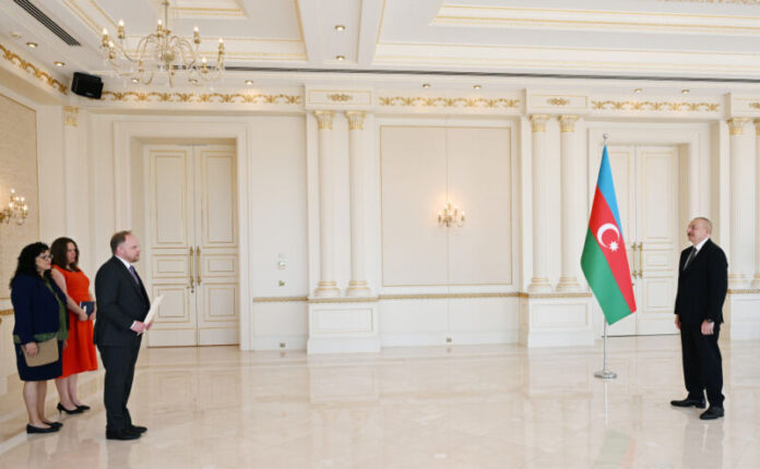 Azərbaycan Respublikasının Prezidenti İlham Əliyev iyulun 1-də Kanadanın ölkəmizdə yeni təyin olunmuş fövqəladə və səlahiyyətli səfiri Kevin Hamiltonun etimadnaməsini qəbul edib