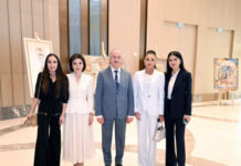 Azərbaycanın və Özbəkistanın birinci xanımları və qızları Daşkənddə sərgi ilə tanış olub, Özbəkistan milli geyimlərindən ibarət kolleksiyaya baxıblar Azərbaycanın və Özbəkistanın birinci xanımları və qızları Daşkənddə sərgi ilə tanış olub, Özbəkistan milli geyimlərindən ibarət kolleksiyaya baxıblar