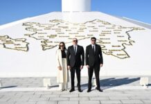 Prezident İlham Əliyev Bakıda Dövlət Bayrağı Meydanında olub, Azərbaycanın üçrəngli Bayrağını ucaldıb Prezident İlham Əliyev Bakıda Dövlət Bayrağı Meydanında olub