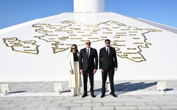 Prezident İlham Əliyev Bakıda Dövlət Bayrağı Meydanında olub