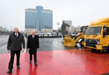 Prezident İlham Əliyev Bakıda kommunal xidmət göstərəcək müxtəlif xüsusi təyinatlı nəqliyyat vasitələri ilə tanış olub Azərbaycan Respublikasının Prezidenti İlham Əliyev və Bakı Şəhər İcra Hakimiyyətinin başçısı Eldar Əzizov