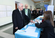 Baş nazir Əli Əsədov bələdiyyə seçkilərində səs verib Baş nazir Əli Əsədov bələdiyyə seçkilərində səs verib