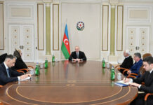 Prezident İlham Əliyev təyyarə qəzasında həlak olan ekipaj heyətinin ailə üzvləri və sağ qalan təyyarə bələdçiləri ilə görüşüb Prezident İlham Əliyev təyyarə qəzasında həlak olan ekipaj heyətinin ailə üzvləri və sağ qalan təyyarə bələdçiləri ilə görüşüb