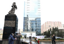 Prezident İlham Əliyev və birinci xanım Mehriban Əliyeva Xocalı soyqırımı abidəsini ziyarət ediblər Prezident İlham Əliyev və birinci xanım Mehriban Əliyeva Xocalı soyqırımı abidəsini ziyarət ediblər