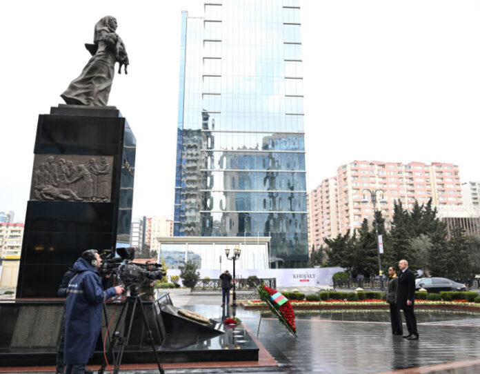 Prezident İlham Əliyev və birinci xanım Mehriban Əliyeva Xocalı soyqırımı abidəsini ziyarət ediblər