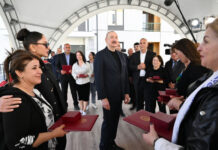 Ağdərənin Suqovuşan kəndində yaşayış kompleksi istifadəyə verilib, sakinlərə evlərin açarları təqdim olunub Ağdərənin Suqovuşan kəndində yaşayış kompleksi istifadəyə verilib, sakinlərə evlərin açarları təqdim olunub