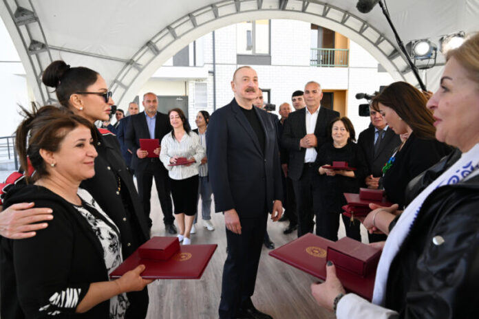 Ağdərənin Suqovuşan kəndində yaşayış kompleksi istifadəyə verilib, sakinlərə evlərin açarları təqdim olunub